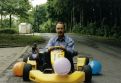 2001: Vater Peter Mies ueberreicht ein Kart zum zwoelften Geburtstag